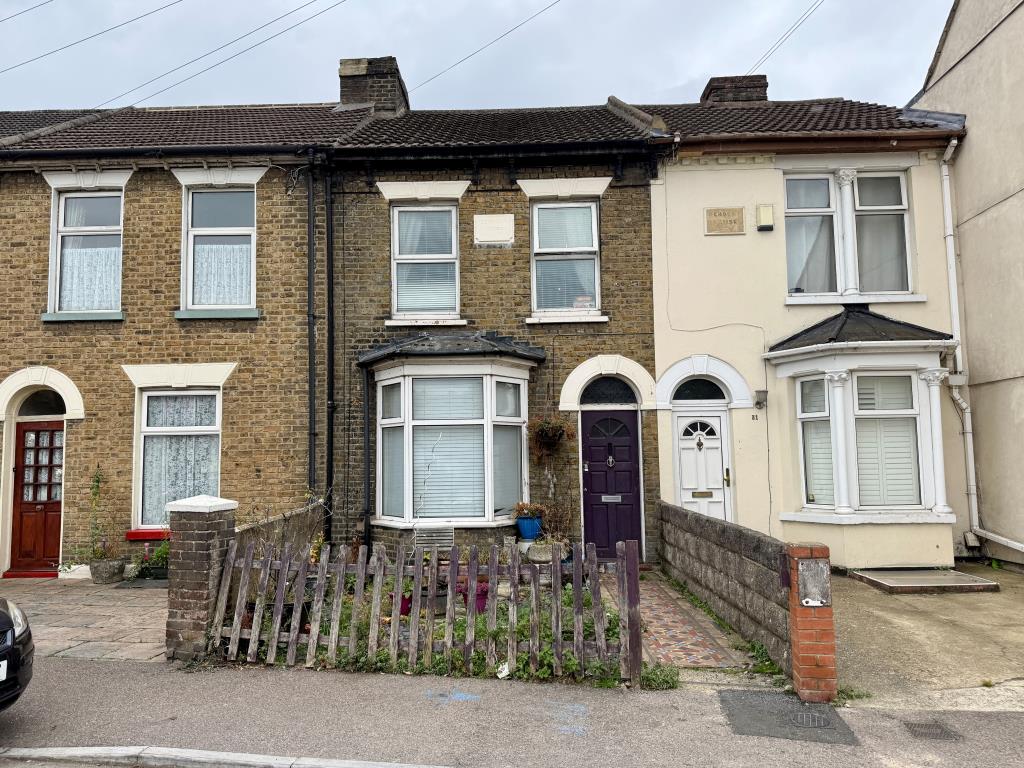 Lot: 177 - THREE-BEDROOM HOUSE FOR INVESTMENT - Mid-terrace house
